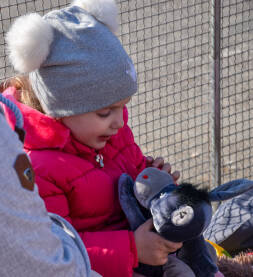 Djevojčica iz Ukrajine drži igračku na graničnom prelazu sa Slovačkom.