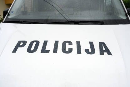 Policijski auto na ulici u BiH. Policijsko patrolno vozilo parkirano na ulici.