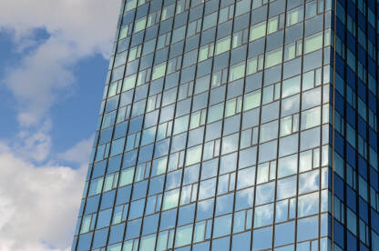 Visoki neboder u gradu. Staklena fasada na modernoj zgradi.