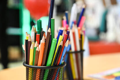 Mnogo olovaka i bojica. Olovke u boji koje djeca koriste u školi. Šarene olovke.