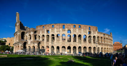 Rim, Italija: Koloseum u Rimu. Turisti ispred jedne od najpoznatijih znamenitosti na svijetu. Rimska arhitektura.