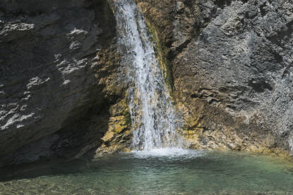 Vodopad na pritoci Ravanjčica, koja se ulijeva u grabovičko jezero,općina Jablanica.