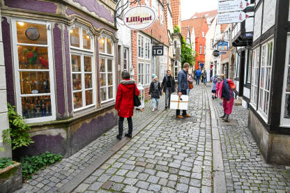 Bremen, Njemačka: Zgrade u starom gradu. Turisti na ulici.