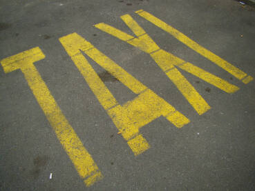 Oznaka za taxi štand na asfaltu.