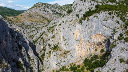 Visoke litice na planini, pogled iz zraka dronom. Stijene u prirodi. Stijene za sportsko penjanje. Penjalište.