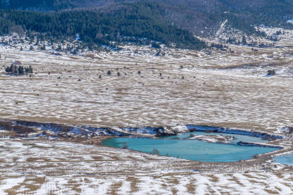 Malo jezero u ponorima na poljani.