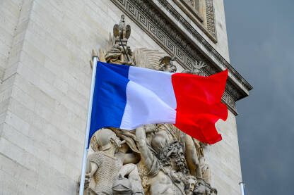 Francuska zastava vijori se ispred Slavoluka pobjede u središtu grada. Državna zastava Francuske.
