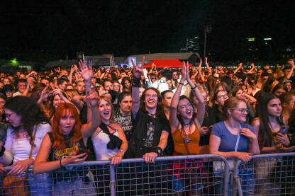Publika sa rukama u zraku na koncertu. Mladi ljudi se zabavljaju na muzičkom festivalu. Live stage festival, Sarajevo, BiH.