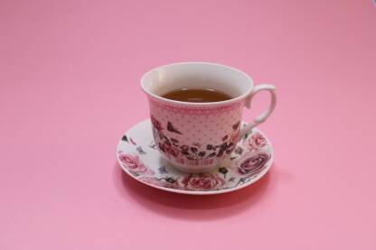 Šoljica čaja na pink podlozi