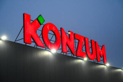 Konzum logo na trgovini. Konzum logo na trgovini. Lanac supermarketa.