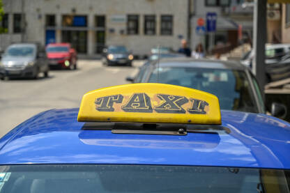 Stari TAXI znak na automobilu. Taxi vozilo na ulicama grada.