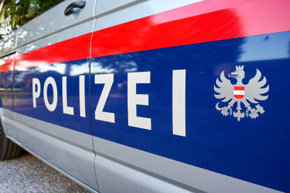 Policijski patrolni automobil parkiran na ulici u Beču, Austrija. Austrijski policijski auto na ulici.