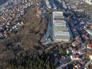 Niz stambenih zgrada u izgradnji, snimak dronom. Niz stambenih zgrada u izgradnji, snimak dronom. Izgradnja stanova. Stambeno pitanje. Arhitektura. Gradski park Crni vrh, Sarajevo.