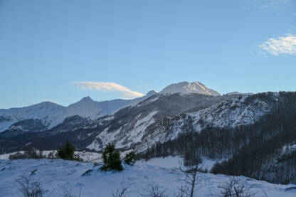Planinski masiv zimi. Planine prekrivene snijegom za vrijeme zalaska sunca. Visočica, Bosna i Hercegovina.