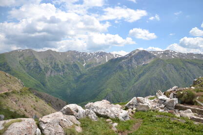 Bosna i Hercegovina, Lukomir. Pogled na planine, nebo, zelenilo, kamenje.