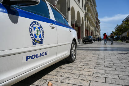 Helenska policija. Policijski patrolni automobil u Grčkoj. Simbol grčke policije na automobilu