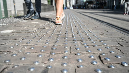 Taktilne ploče na trotoara u gradu. Taktilni betonski blokovi za pomoć pješacima koji imaju oštećen vid.