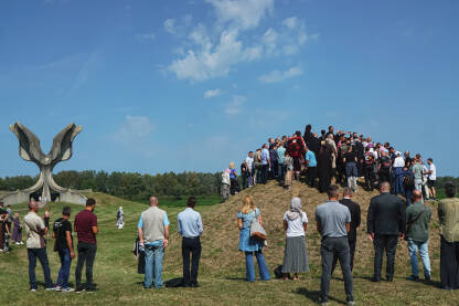 Jasenovac, pomen žrtvama Pomen žrtvama genocide na humci u Jasenovcu.