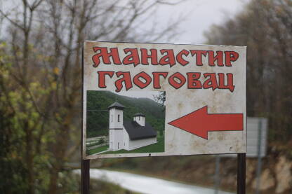 Putokaz za Manastir Glogovac nalazi na raskrsnici magistralnog puta Šipovo-Kupres sa lijeve strane iz pravca Šipova.