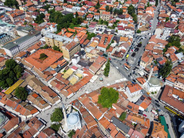 Sarajevo, Bosna i Hercegovina, panoramski snimak. Sarajevo, Bosna i Hercegovina, panoramski snimak grada. Snimak dronom glavnog grada Bosne i Hercegovine. Zgrade u starom gradu.