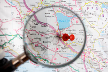 Aržano - zakačen grad na mapi pogled kroz lupu