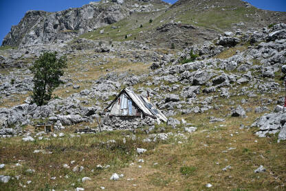 Tradicionalna pastirska koliba od kamena i drveta. Katun na planini. Rustikalna alpska pastirska koliba u visoravni.