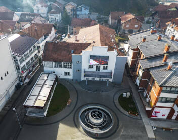 Zgrada JU Centar za obrazovanje, sport i kulturu Gornji Vakuf-Uskoplje u kojoj se nalazi gradska biblioteka i kino dvorana. Fotografisano u decembru 2022. godine