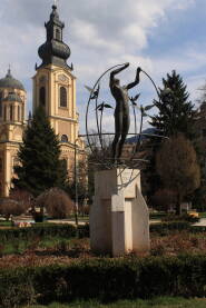 pravoslavna katedrala u sarajevu sa spomenikom ispred