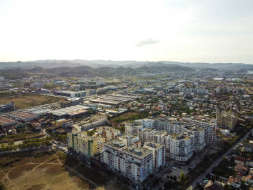 Tirana, glavni grad Albanije. Zgrade, ulice i stambene kuće. Panoramski snimak dronom grada Tirane.