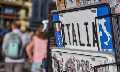 Suceniri na prodaju u Firenci. Registarske tablice sa natpisom Italija.