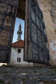 Kapija na ulazu u zidine Starog grada Jezerski, općina Bosanska Krupa, Bosna i Hercegovina.
