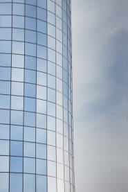 Moderna staklena poslovna zgrada s plavim refleksijama - Pozadina korporativne arhitekture