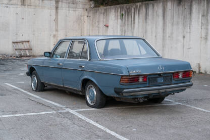 Napušteni Mercedes 240d, stari auto na parkingu