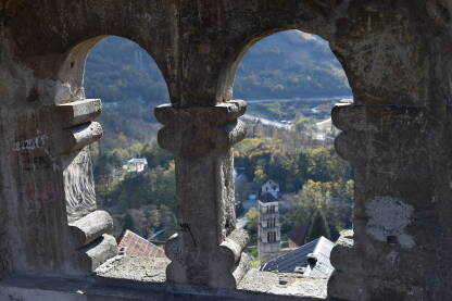 Tvrđava u Jajcu je centralna građevina grada koja ima veliki historijski značaj. Sagrađena je u srednjem vijeku i iz nje je stolovao bosanski kralj.
