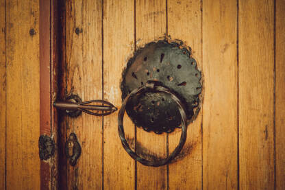 Zvekir, jedan od bosanskih simbola koje često možemo naći na ulaznim vratima kuća.