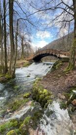 Drveni most na Vrelu Bosne u rano proljeće