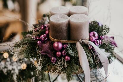 Božićni i adventski aranžmani, ukrasi i svijeće