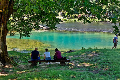 Turisti na rijeci Uni Turisti na vodopadu Štrbački buk na rijeci Uni. Nacionalni park Una, Bihać. Bosna i Hercegovina.