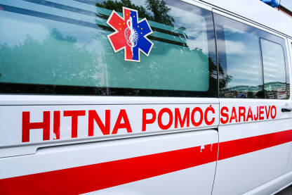 Sanitetsko vozilo u Sarajevu, Bosna i Hercegovina. Znak hitne pomoći na automobilu.