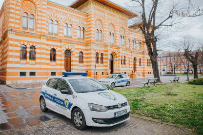 Automobili Policije Brčko distrikta ispred Vijećnice