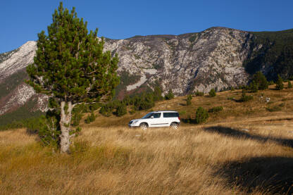 Automobil Skoda Yeti  parkiran u planinskom okruzenju.
Suv automobil bijele boje.