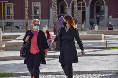 Žene hodaju ulicom sa medicinskim maskama na licu, zbog poštovanja epidemioloških mjera.