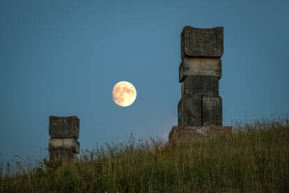 Spomenici i Mjesec na nebu