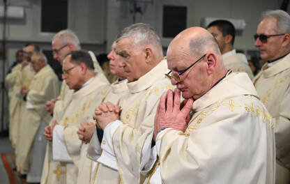 Zagreb, Hrvatska: Katolički svećenici se mole u katedrali. Božićna misa polnoćka u crkvi. Svećenici tokom liturgije.