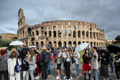 Rim, Italija: Koloseum u Rimu. Turisti ispred jedne od najpoznatijih znamenitosti na svijetu.