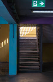 Fotografija izlaza iz podzemne garaže, sa igrom svjetla, kontrastima i zrakama sunca.