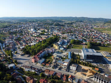Panoramski snimak Velike Kladuše s kućama i zgradama. Snimak dronom mjesta Velika Kladuša.