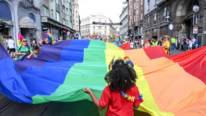 Povorka ponosa, Sarajevo, Bosna i Hercegovina. LGBTIQ Pride. Protest. Borba za LGBTI prava. Građanke i građani šetaju ulicom sa transparentima i zastavama. Ljudska prava.