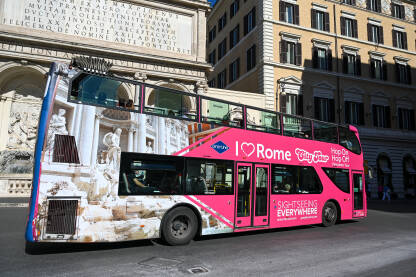 Turistički autobus u Rimu, Italija. Turistički autobus u Rimu, Italija. Turisti razgledaju grad iz autobusa u pokretu.