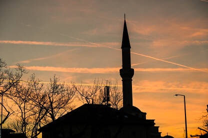 Silueta munare i džamije tokom zalaska sunca. Džamija Ferhadija, Banja Luka, BiH.